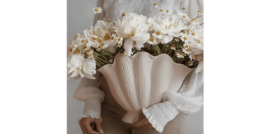 A Guide to Vase Styling: Flowers, Foliage & Beyond