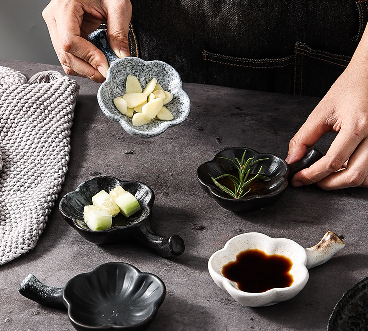 Petals & Handle: Flower-Shaped Dish