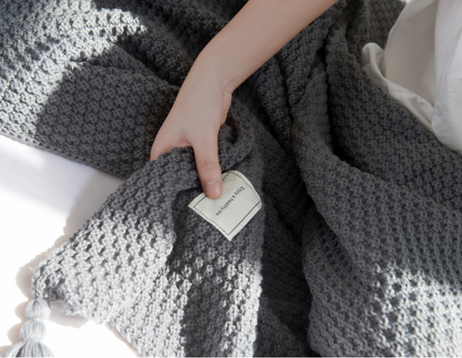 Cozy Knot: Fringed Knitting Wool Blanket